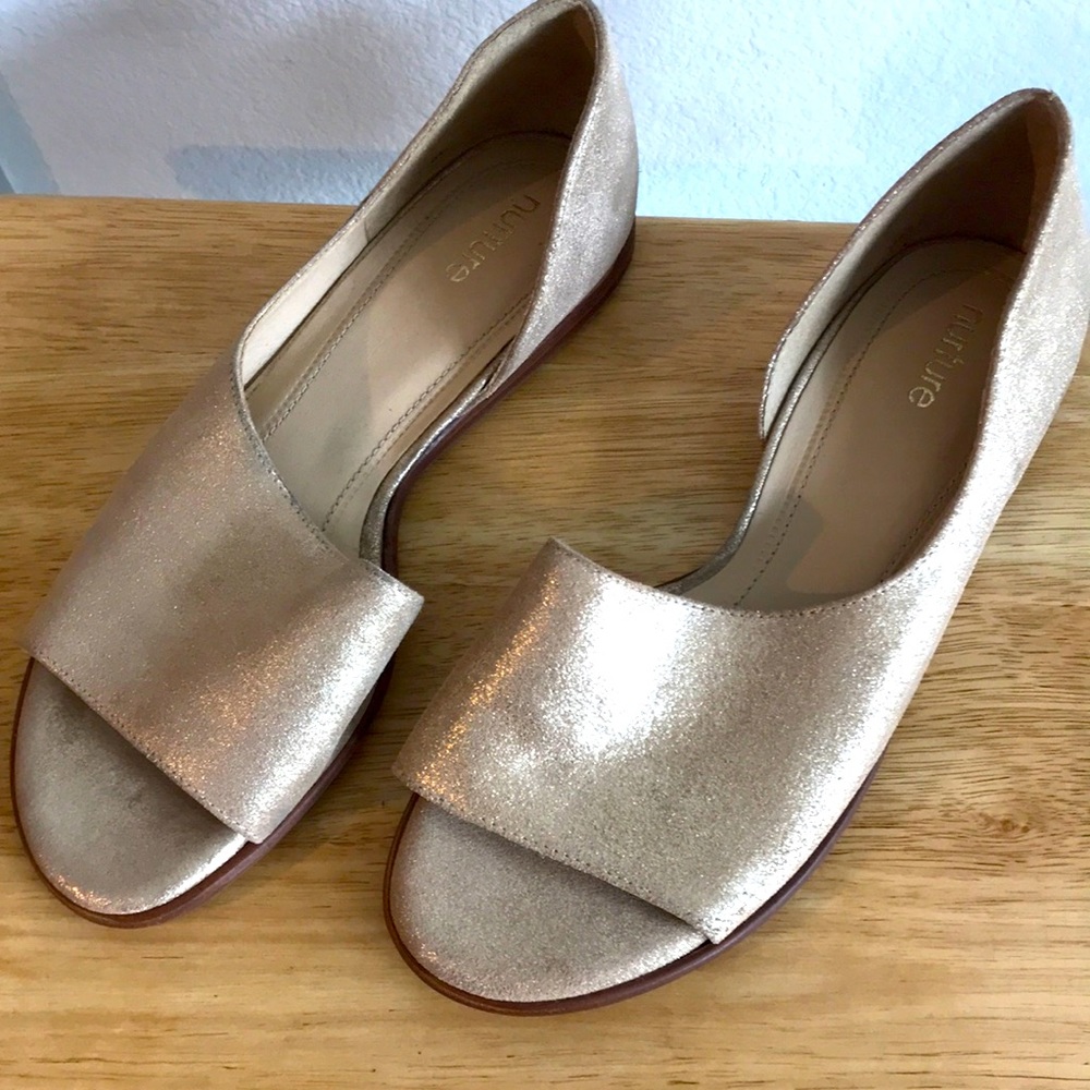 Flat comfort sandal- never worn!